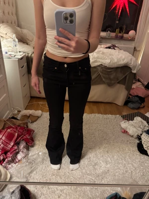 Svarta utsvängda jeans - Svarta flare/bootcut jeans som inte kommer till användning längre! Muddarna på baksidan är upptrampade (se bild 4) då de är för långa på mig men annars är de i väldigt fint skick!  Kom gärna med prisförslag 😊 