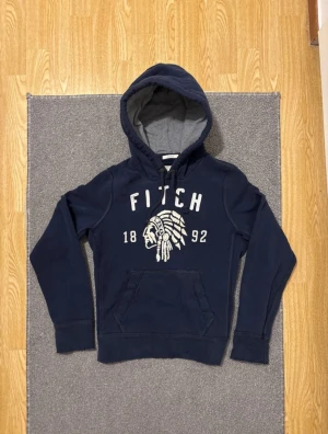 Vintage Abercrombie & Fitch Hoodie - Otroligt snygg och sällsynt Abercrombie & Fitch Hoodie | Mycket bra skick | Längd ≈ 63cm , Bredd armhåla - Amrhåla ≈ 51 cm | Modell 175cm, 68kg