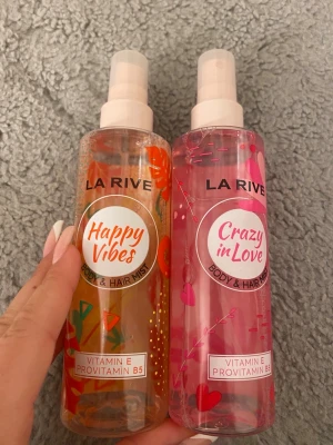 La Rive Body & Hair Mist duo - Två fräscha body & hair mists: Happy Vibes och Crazy in Love. Båda innehåller vitamin E och provitamin B5. Perfekta för dig som vill boosta din energi och fräschhet snabbt. Volym: 200 ml per flaska 