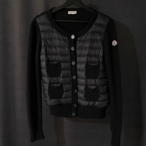 Moncler Cardigan - Hej, säljer denna Moncler cardigan | Storlek: Medium | Passar: Small | Skick: Bra, Inga hål men nopprig | Tveka inte att höra av dig vid frågor eller funderingar😊