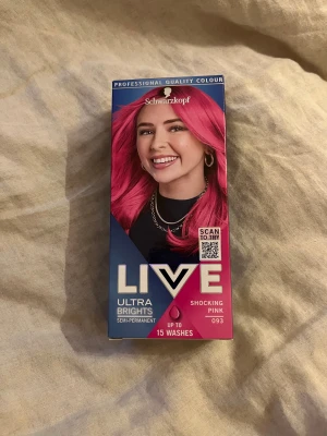 LIVE Ultra Brights Shocking Pink hårfärg - LIVE Ultra Brights Shocking Pink 093 är en semi-permanent hårfärg som ger intensivt rosa resultat. Färgen räcker upp till 15 tvättar och passar bäst på blekt eller ljust hår. Kan användas för helfärgning, highlights eller ombré. Förpackningen innehåller färgkräm och instruktioner.