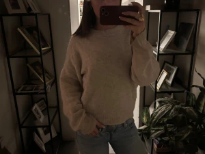 Beige stickad tröja - Säljer en jätteskön beige stickad tröja då den inte kommer till användning💕