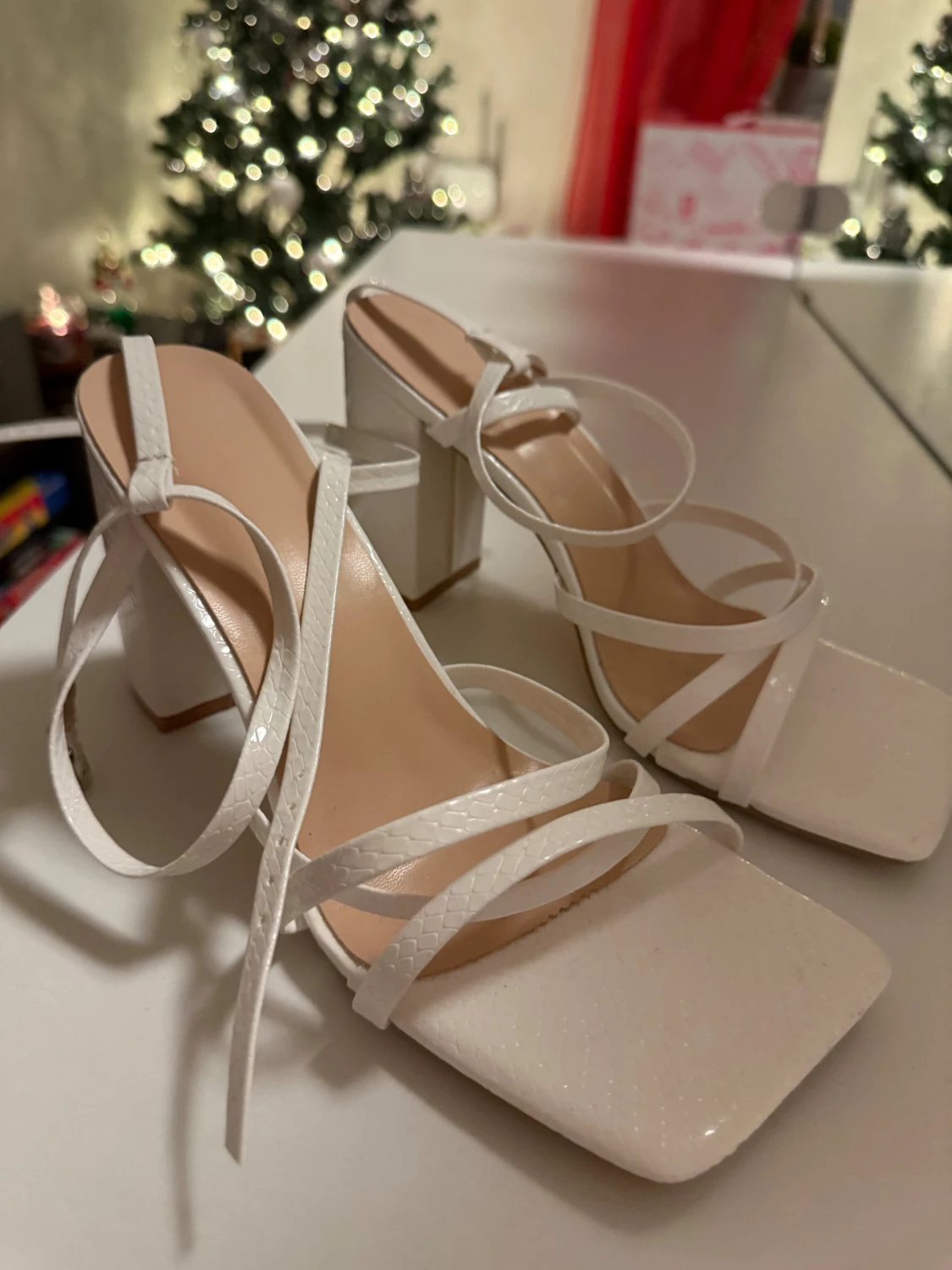 Vita sandaler med blockklack och remmar - 1