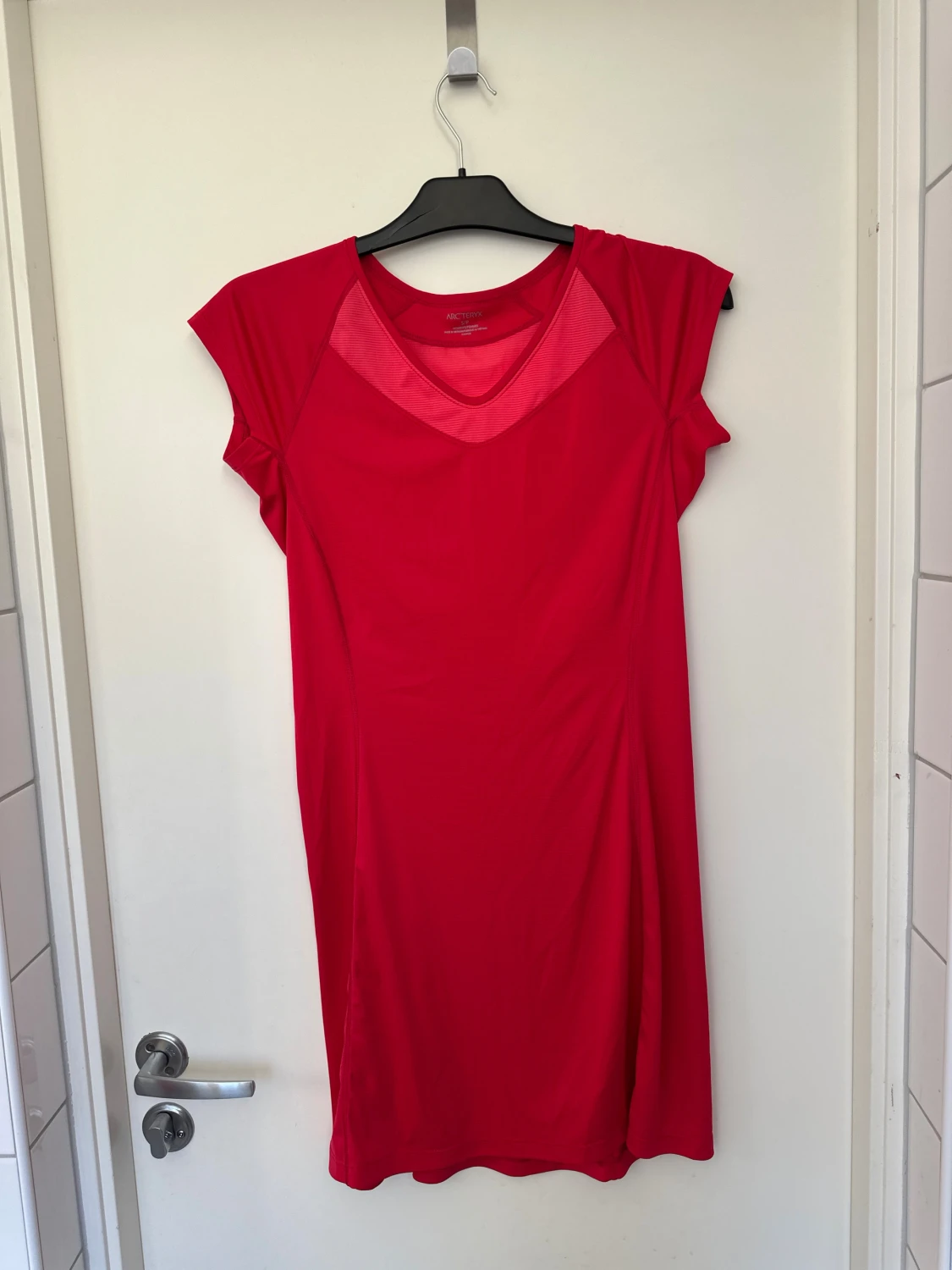Röd sportklänning från Arc'teryx