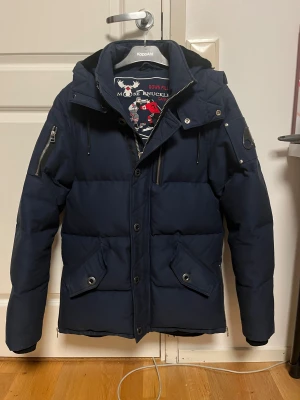 Moose knuckles jacka - Marinblå Moose knuckles jacka i väldigt bra skick. Storlek S.