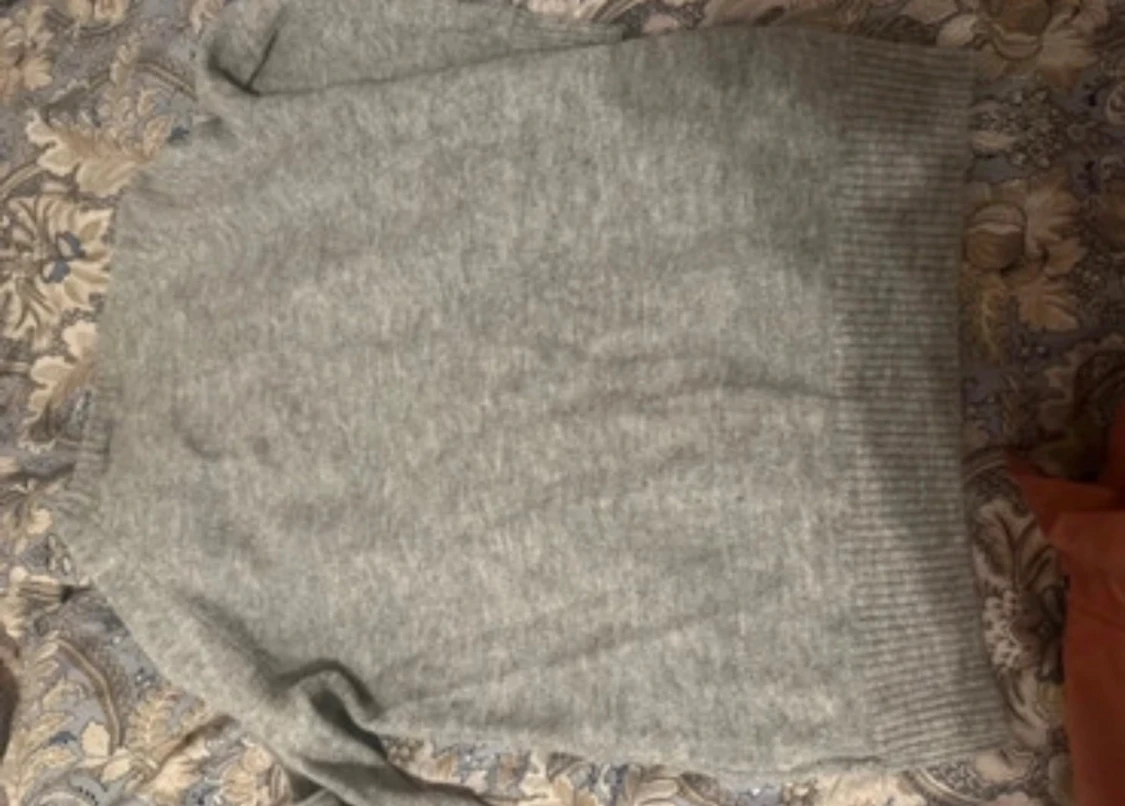 Grå stickad tröja i medium - 1