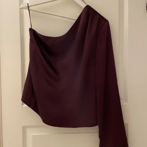 Satintopp one shoulder - One shoulder satin topp från Gina tricot. Endast andvänd en gång 