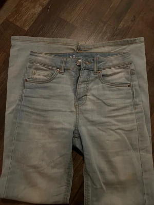 Ljusblå jeans från LAB Industrie, stl 146 - De är hög midjade men det går att sy de till låga (om du vill)