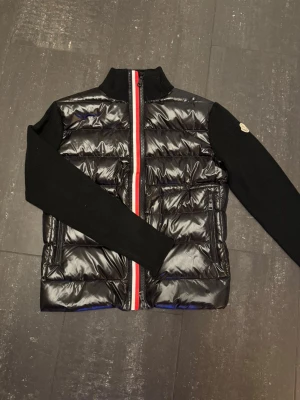 Cardigan  - Säljer denna jacka då den inte passar längre, tröjan är i mycket bra skick och är bara använda ett par fåtal gånger. Tröjan är i storlek L men passar även M. Pris kan diskuteras vid snabb affär😃