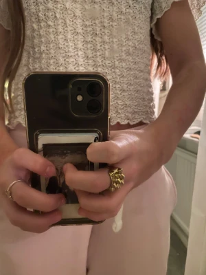 Vit blus  - Säljer en söt vit blus med korta ärmar och spetsigt, genombrutet tyg. Blusen har volangkant vid halsen, ärmslut och nederkant som ger en gullig vibe. Perfekt till jeans eller kjol för en fräsch look. Tyget är lätt och luftigt, och modellen är croppad.