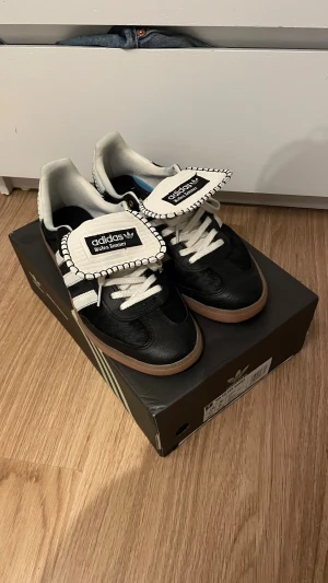 Adidas wales bonner - Säljer ett par svarta adidas wales bonner som endast är använda två gånger så i gott skick. Låda medföljer såklart