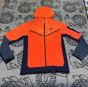 Nike Tech fleece - Orange Nike tech Fleece använd 5ggr, toppskick, storleken är Small. Hör av er vid fler frågor eller bilder😊