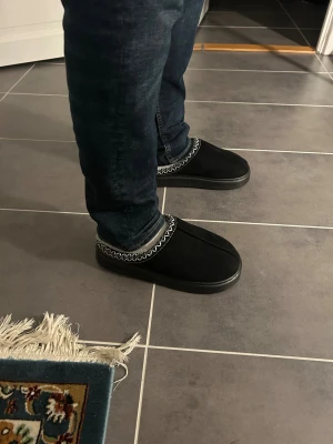 HOME-tofflor - Jag säljer ett par helt oanvända tofflor ifrån HOME. Storlek 42-43. Väldigt stilrena sköna. 