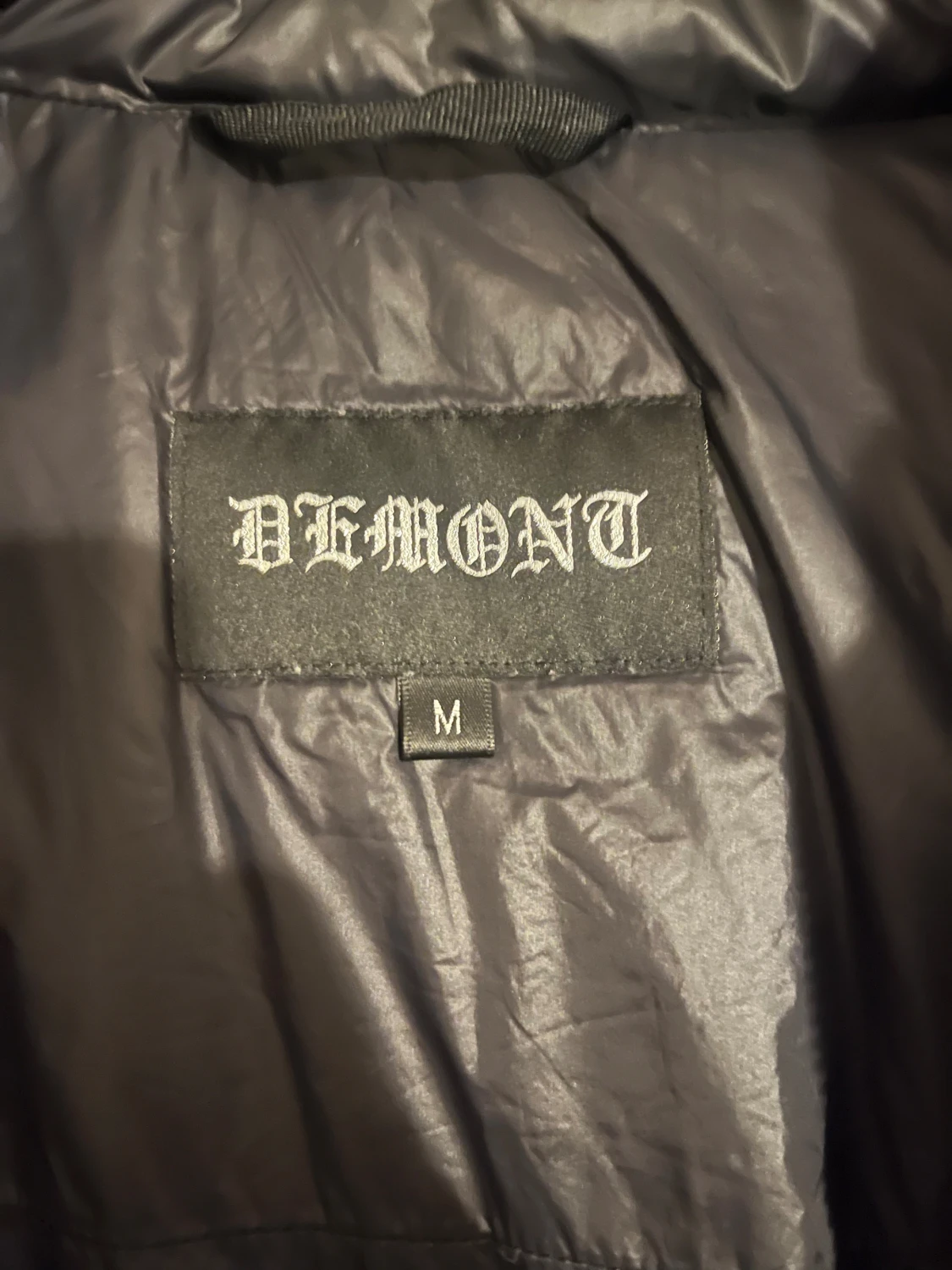 Svart dunväst med huva från Demont - 2