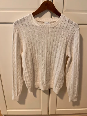 Vit tröja med mönster från Kappahl. - En vit tröja från Kappahl med mönster. Den är i nytt skick och alldrig använd pga storleken, kontakta gärna vid intresse!