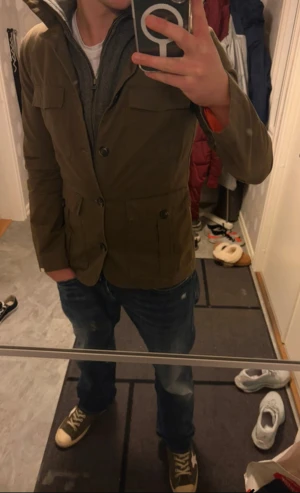 Olivgrön overshirt  - Fräsch o stilig höstjacka till salu.   Perfekt extra lager under en skjorta exempelvis   Tveka inte på att höra av dig vid funderingar🙌