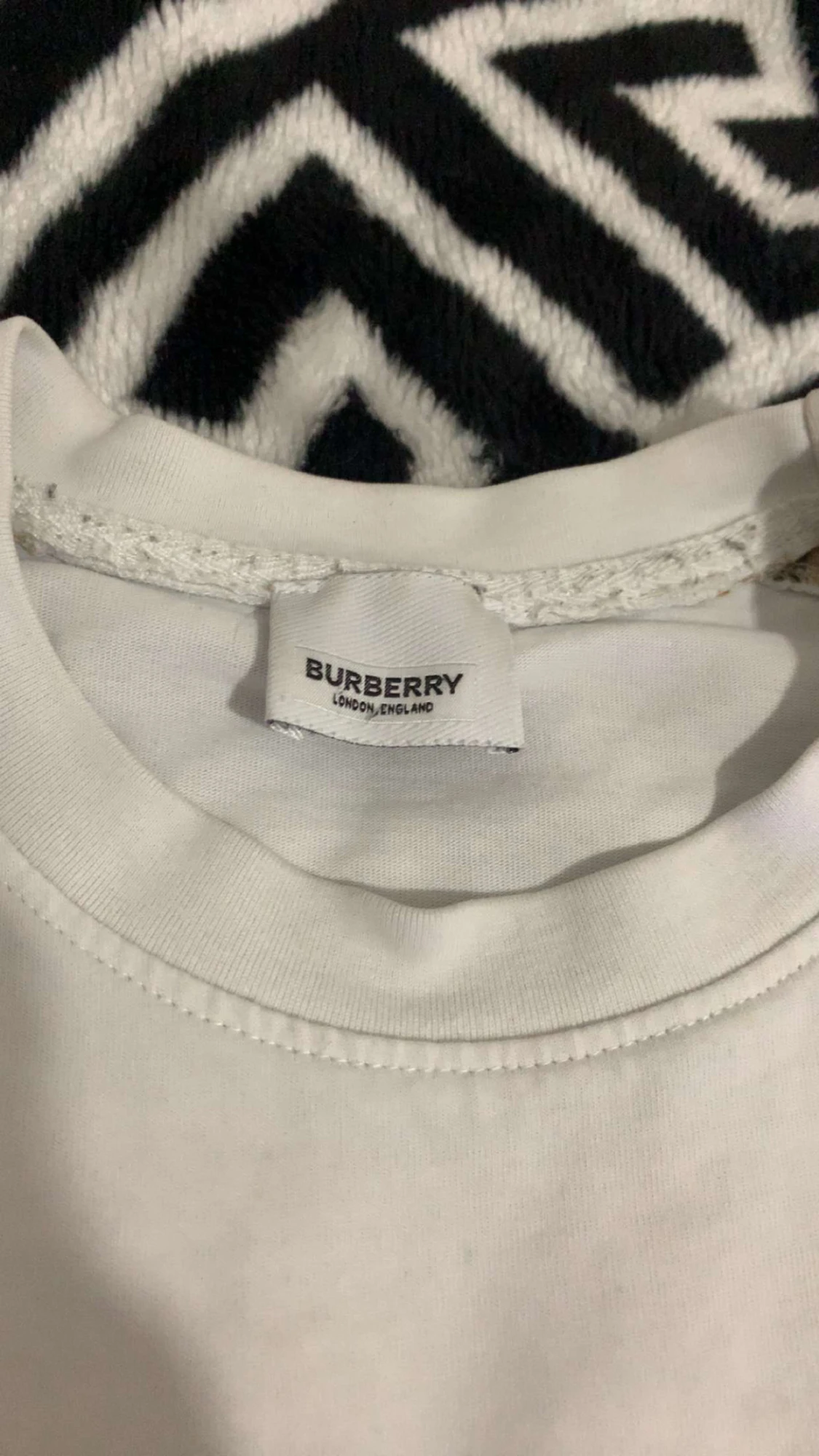 Vit Burberry t-shirt med rutiga ärmar
