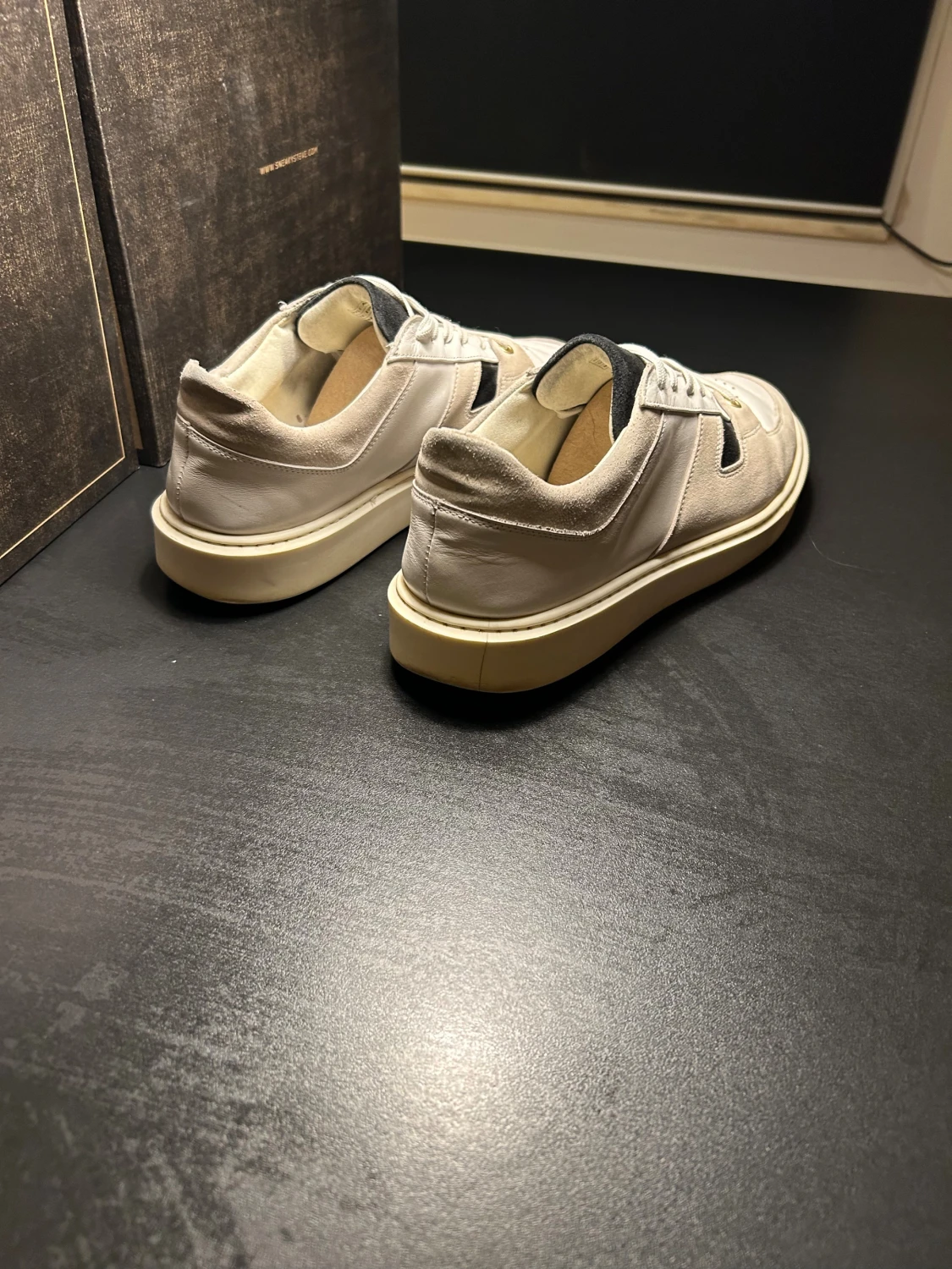 Sneaky Steve away vita och beige sneakers  - 2