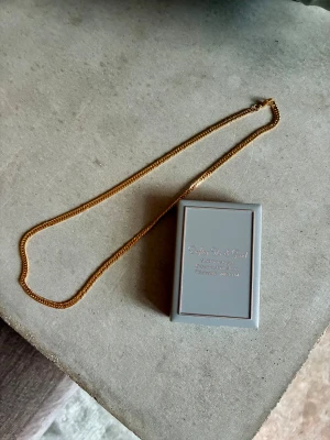 Pansarlänk i 18k guldplätering, 50 cm - Pansarlänk i rostfritt stål med guldplätering i 18k guld. Kedjan är 4 mm bred och 50 cm lång. Oanvänd och i perfekt skick.  Kan hämtas hos mig på Kungsholmstorg eller skickas.