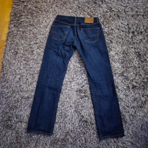 Levi's 501 W30 L32 mörkblå jeans - Klassiska Levi's 501 jeans i mörkblå tvätt. Jeansen är använda lite men inget som syns och dem är fortfarande true size. Storlek W30 L32. ❗️Kolla gärna de andra jeansen jag har i min profil.