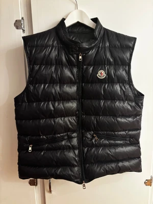 Moncler gui mörkblå - En mörkblå moncler gui, storlek 5