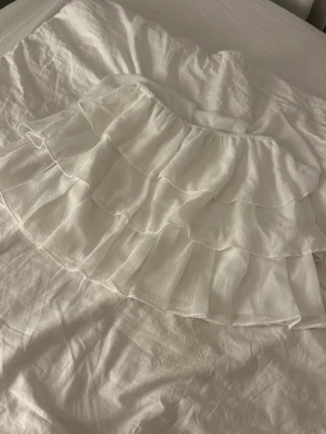 Vit volang kjol Gina Tricot 💞 - Storlek 158/164. Aldrig använd!