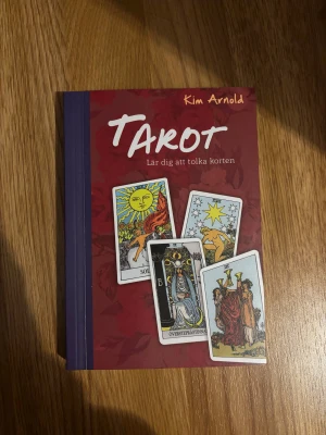 Tarot: Lär dig att tolka korten - Upptäck tarot med denna bok som guidar dig genom kortens betydelser och hur du tolkar dem. Perfekt för nybörjare som vill lära sig lägga egna tarotläggningar, utveckla intuitionen och använda korten för personlig utveckling. Inspirerande och lättläst för unga och nyfikna.