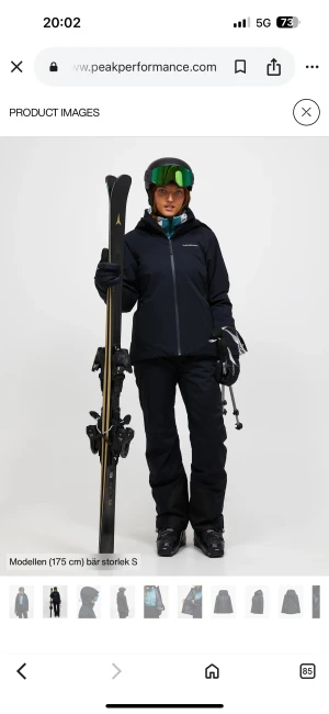 Svart skidjacka Peak Performance - Svart skidjacka från Peak Performance med huva och hel dragkedja framtill. Jackan har minimalistisk design, logga på bröstet och ärm, samth justerbara muddar. Passar perfekt ute i backen! Sparsamt använd, nästan nytt skick! Nypris 3500kr