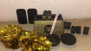 Stunt stand cheerleading - Jag säljer nu min stunt stand, då jag slutat på cheerleading. Skicket är super bra förutom att det lossat några stenar på standet. Det finns olika ”klossar” som kan stå stilla samt snurra om man villa öva snurrande stunts. Passar bra för dig som är flyer eller tycker om att göra flyer stunts. Du får med stretch band samt riktiga pompoms. Stunt standet är importerat från usa och köpt för 6500 för några år sedan då den är glittrig. Dessa säljs inte längre som glittriga. Perfekt för cheerleading. 