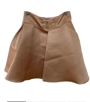 Peach  satin kjol Elisabetta Franchi - Supersnygg beige kortkjol från Elisabetta Franchi i glansigt satinmaterial. Kjolen har en A-linjeformad siluett, bred linning med logodetalj framtill och dragkedja bak med exklusiv metalltag. Perfekt för dig som gillar stilrena och lyxiga vibes.