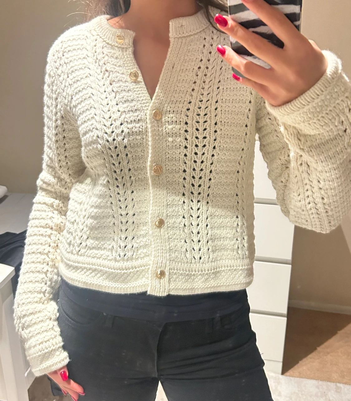 Vit/beige stickad kofta med gulda knappar - 3