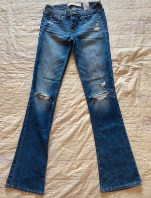 Ihåliga jeans med låg midja  - Suuuper snygga lågmidjade jeans med hål från Abercrombie & fitch i storlek 26 / 33 ,  super bra skick ☺️ 
