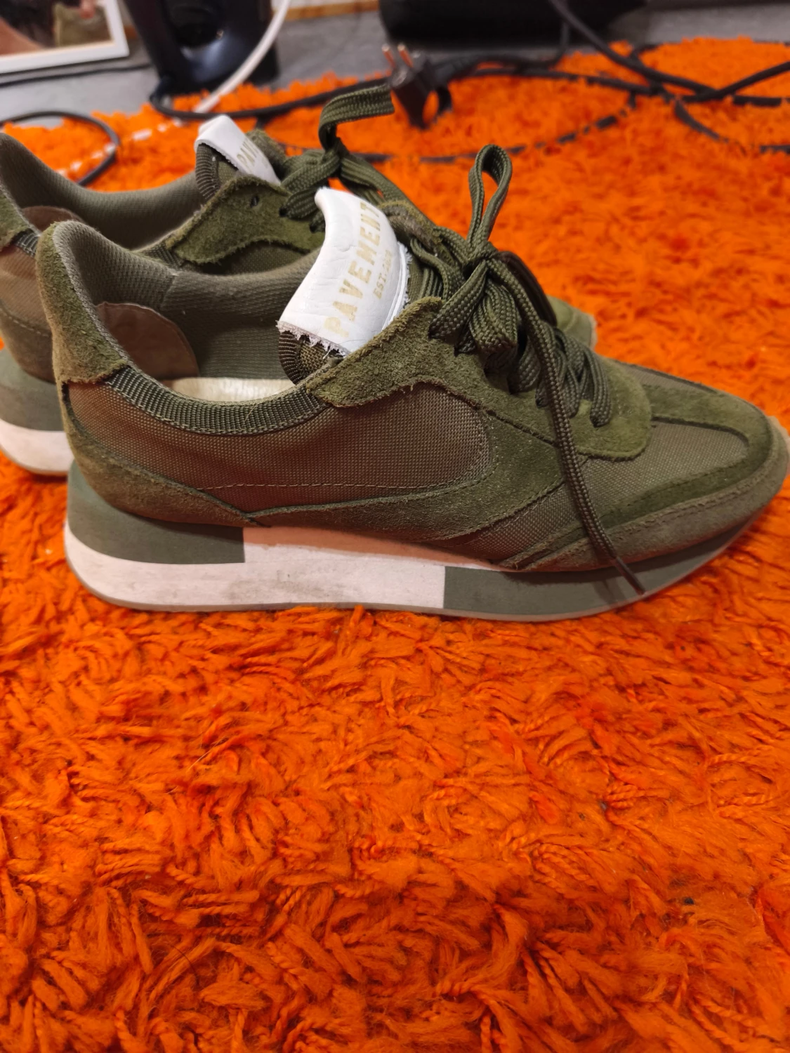 Olivgröna sneakers från Pavement