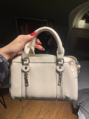 Misako Väska - snygg väska från misako, har några fläckar på insidan men inget som märks av på utsidan 