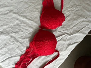 Röd spets bh B70 - Snygg röd spets bh i storlek B70. Axelbanden är justerbara. Från cubus 