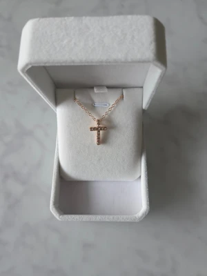 Halsband med kors - Snyggt halsband med kors som passar i alla outfit.