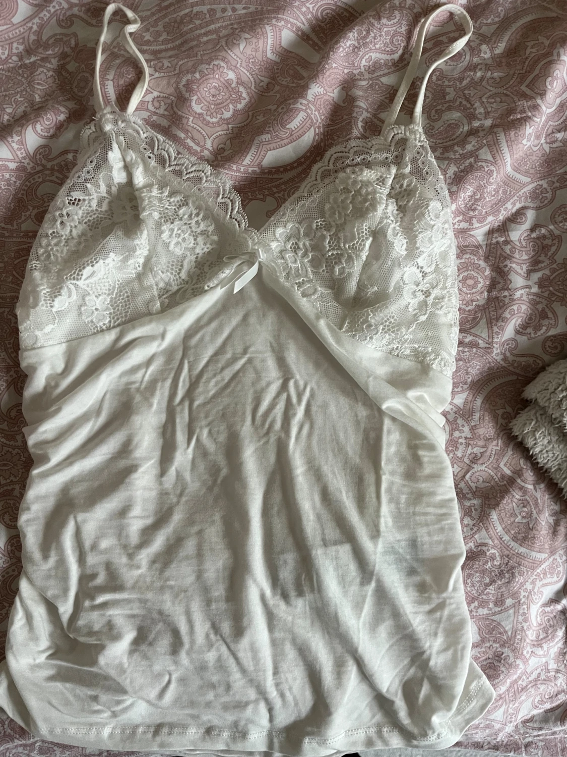 Vit spetsdetaljerad linnetopp M