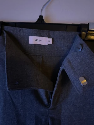 Gråa kostymbyxor  - Jättefina kostymbyxor från Nelly. Aldrig använda. Inga hål eller annan slitage.