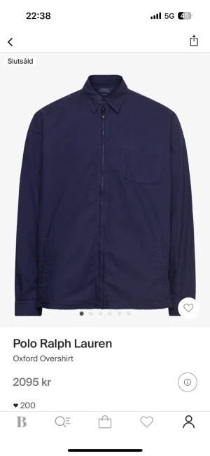 Marinblå overshirt från Polo Ralph Lauren - Snygg marinblå overshirt från Polo Ralph Lauren med klassisk krage, bröstficka med broderad logga och dragkedja framtill. Tillverkad i bomullstyg som ger en clean och stilren look. Perfekt att slänga på över en t-shirt för en chill vibe. Helt oanvänd , ÄKTA!!! Kvitto finns PM