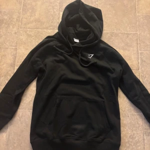Svart hoodie från Gymshark  - Svart hoodie från Gymshark i storlek M                         
