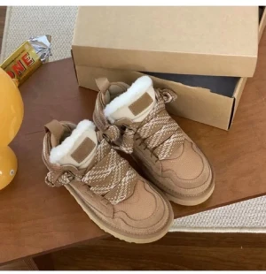 Beiga vinterskor - Säljer ett par beige vinter sneakers. Perfekta för dig som vill ha både stil och komfort under kyliga dagar. Aldrig använda 