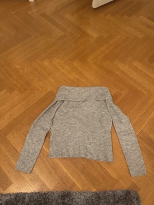 Grå tröja  - grå tröja från Gina tricot med prislappen kvar 