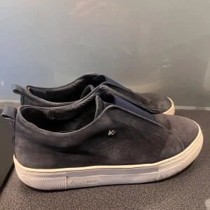 Mörkblå mocka sneakers K-cobler - Marinblåa sneakers från k-cobler. Nypris: 1500. Snygga och rena, däremot har båda sulorna lite defekter i bak.