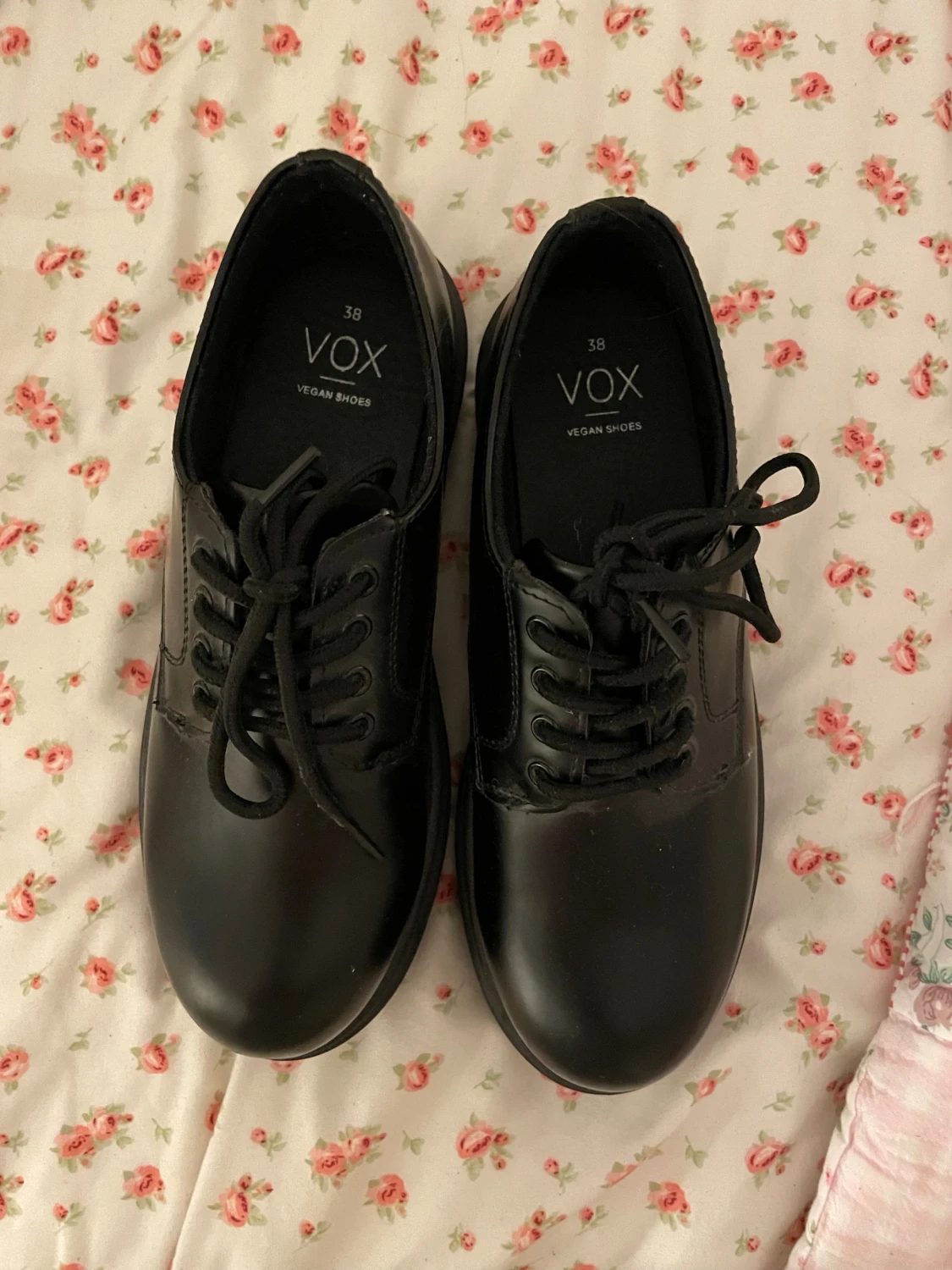Svarta platåsneakers från VOX