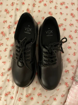 Svarta platåsneakers från VOX - Fina svarta skor från skopunkten tror jag 💞 bara använda en gång, storlek 38 
