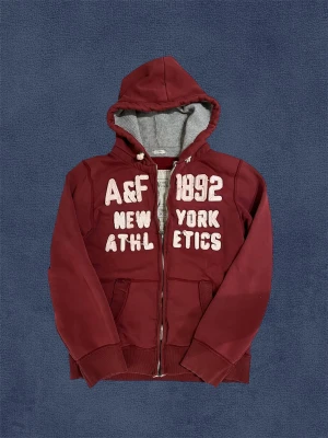 Abercrombie Hoodie - Säljer nu denna sjukt snygga och vintage hoodien från Abercrombie & Fitch. Bra skick, inga större deffekter. Storlek L, passar också M, vänligen kolla måtten. Skriv vid frågor