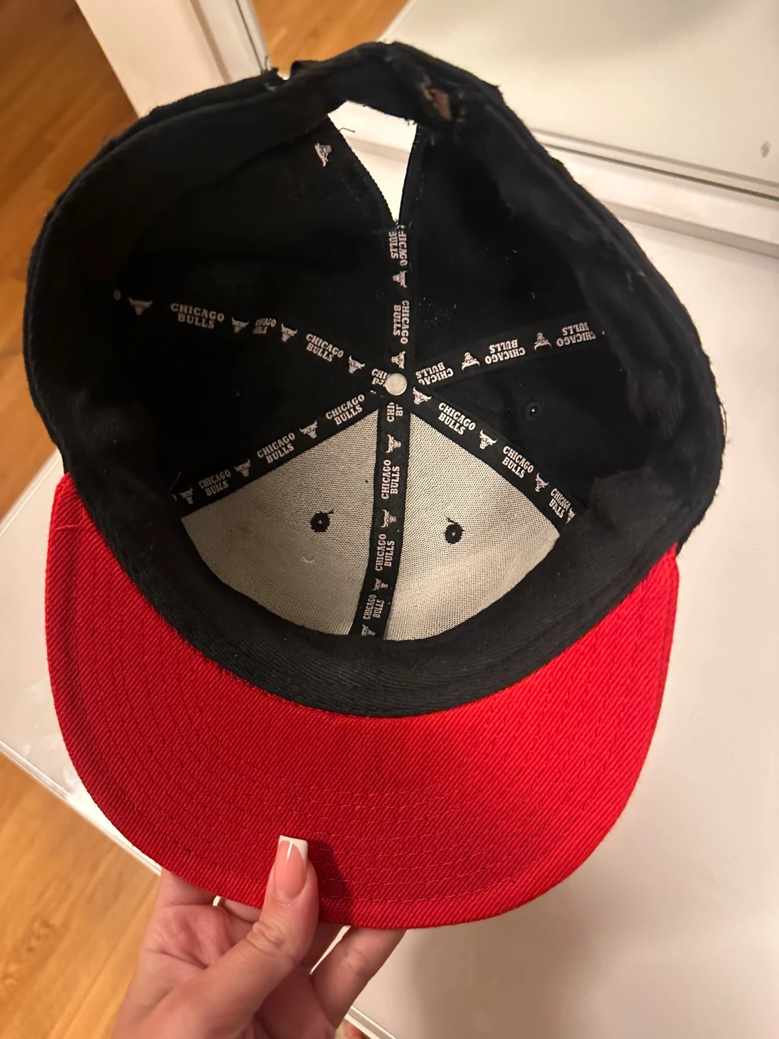  keps svart och röd - 1