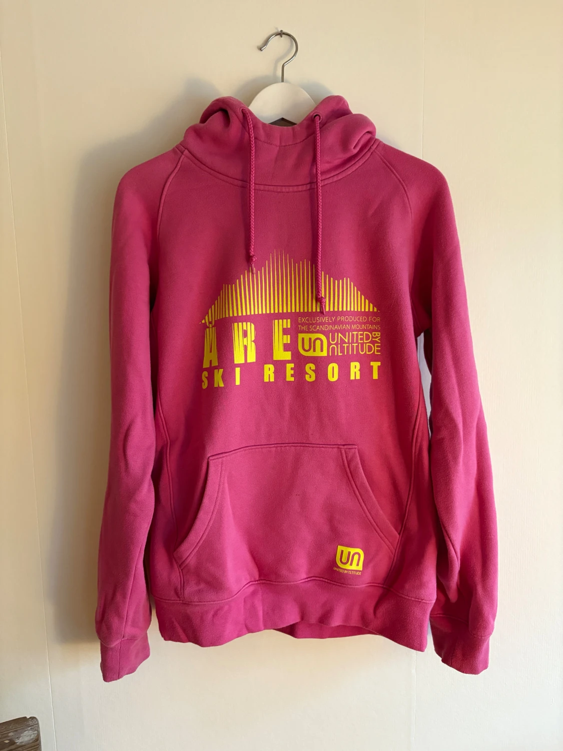 Rosa hoodie från United by Altitude