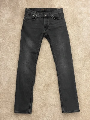  Nudie Jeans  - Snygga svarta jeans från Nudie Jeans modell grim Tim storlek 31/32