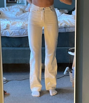 Vita jeans  - Snygga vita jeans med hög midja och vida ben. Jeansen är köpta på BikBok, endast testade. Pris kan diskuteras